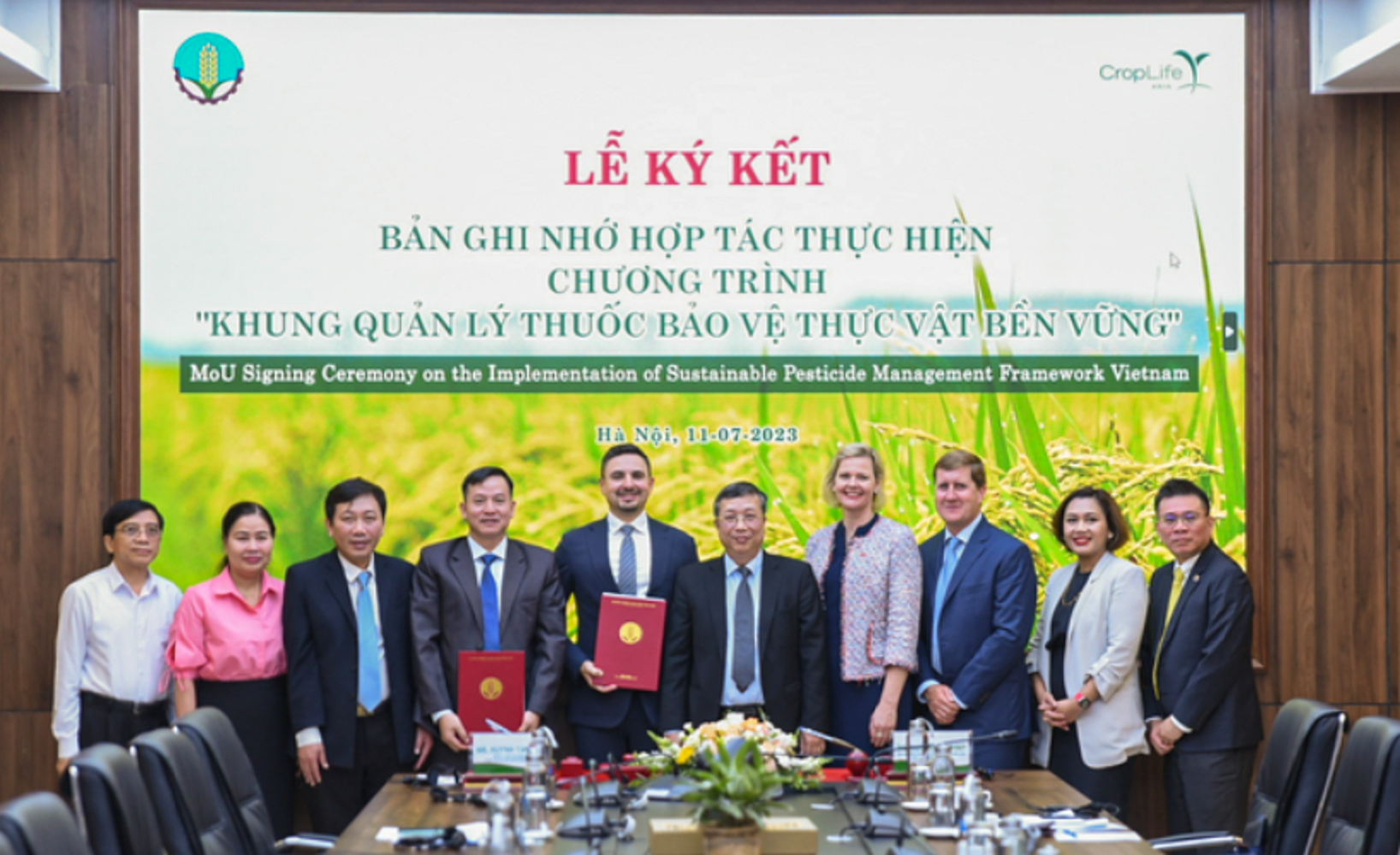 Ký kết Bản ghi nhớ 'Khung Quản lý thuốc bảo vệ thực vật bền vững'. 