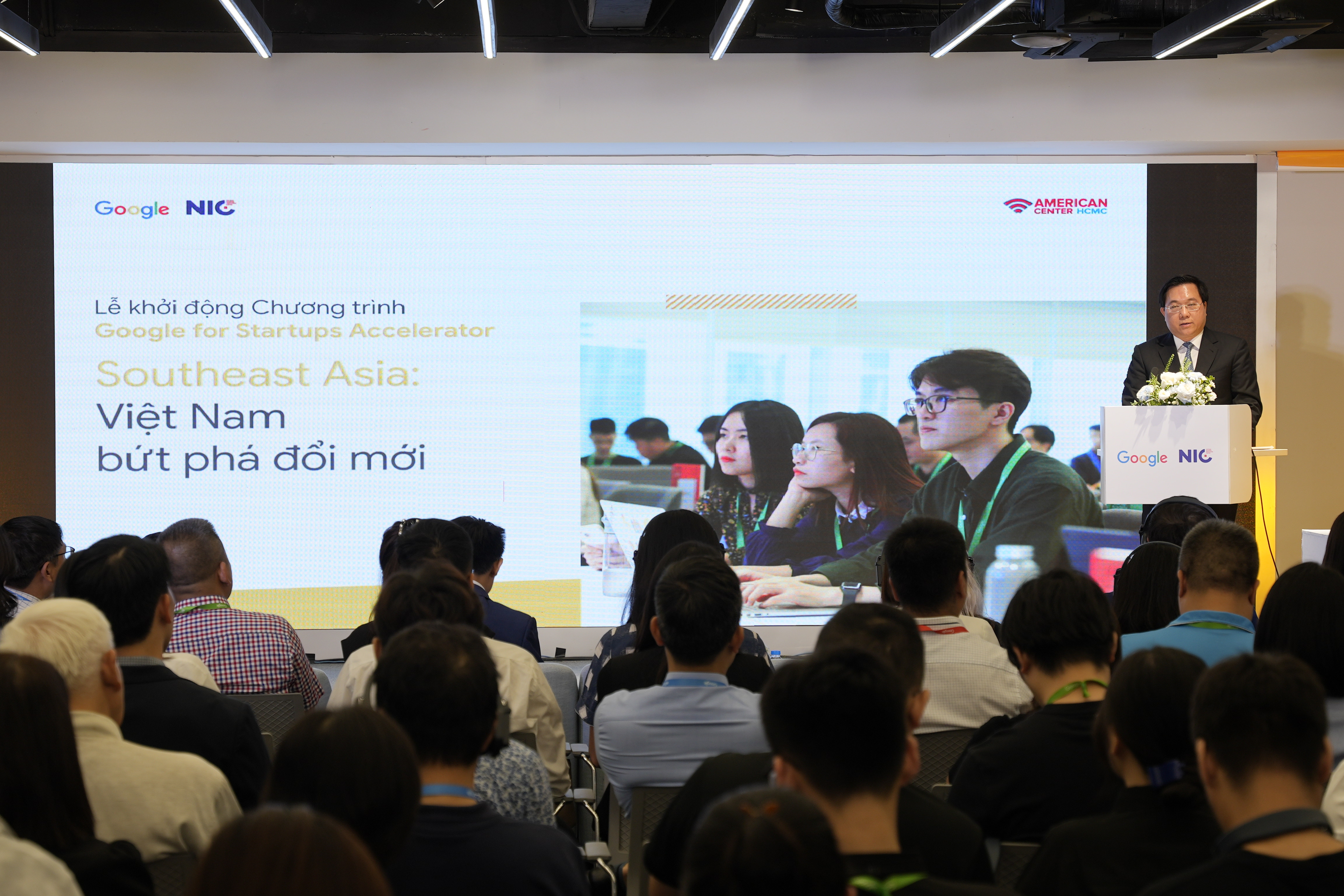 Thứ trưởng Bộ Kế hoạch v&agrave; Đầu tư Trần Duy Đ&ocirc;ng ph&aacute;t biểu tại&nbsp;Chương tr&igrave;nh: &ldquo;Google for Startups Accelerator, Southeast Asia: Việt Nam bứt ph&aacute; đổi mới&rdquo;.