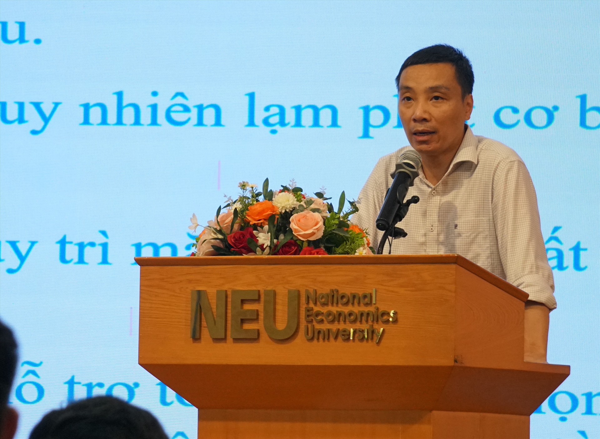 PGS.TS Phạm Thế Anh - Trưởng khoa Kinh tế học, trường Đại học Kinh tế Quốc dân, nhận định dù nhìn ở góc độ lạc quan, tăng trưởng hồi phục nhẹ nhưng các chỉ số đều ở mức thấp so với điều kiện bình thường và có nguy cơ kéo dài. PGS. TS Phạm Thế Anh đề xuất cần khuyến khích đầu tư tư nhân thông qua việc tiếp tục hạ lãi suất cho vay như giảm chi phí vốn; Kích thích được tiêu dùng nhờ sự hồi phục trên thị trường tài sản. Bên cạnh đó, sử dụng tín dụng thuế đầu tư ngắn hạn; Tránh nôn nóng hạ lãi suất chính sách dồn dập; Ưu tiên sử dụng các biện pháp tài khoá.