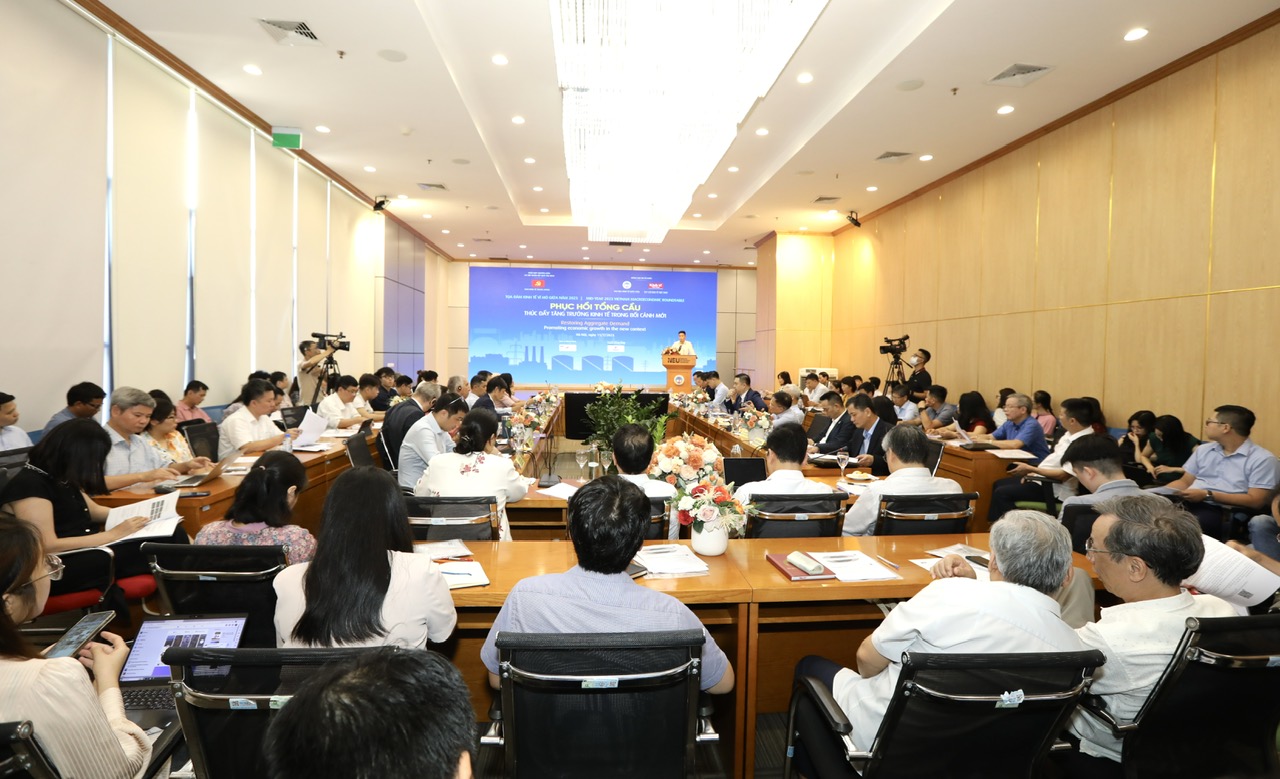 Tọa đ&agrave;m Kinh tế vĩ m&ocirc; giữa năm 2023 thu h&uacute;t sự quan t&acirc;m của nhiều bộ ng&agrave;nh, c&aacute;c tổ chức quốc tế, chuy&ecirc;n gia kinh tế, c&aacute;c nh&agrave; nghi&ecirc;n cứu trong c&aacute;c Viện, Trường v&agrave; c&aacute;c hiệp hội ng&agrave;nh h&agrave;ng, hiệp hội doanh nghiệp, tổ chức x&uacute;c tiến thương mại c&ugrave;ng c&aacute;c tập đo&agrave;n, doanh nghiệp Việt Nam v&agrave; doanh nghiệp FDI. Ảnh: Việt Dũng.
