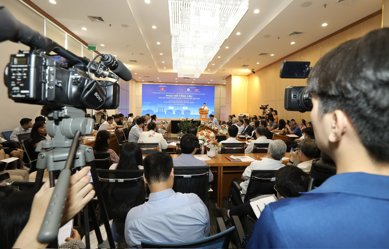 Toàn cảnh toạ đàm kinh tế vĩ mô giữa năm 2023 với chủ đề: “Phục hồi tổng cầu, thúc đẩy tăng trưởng kinh tế trong bối cảnh mới”. Ảnh: Việt Dũng.