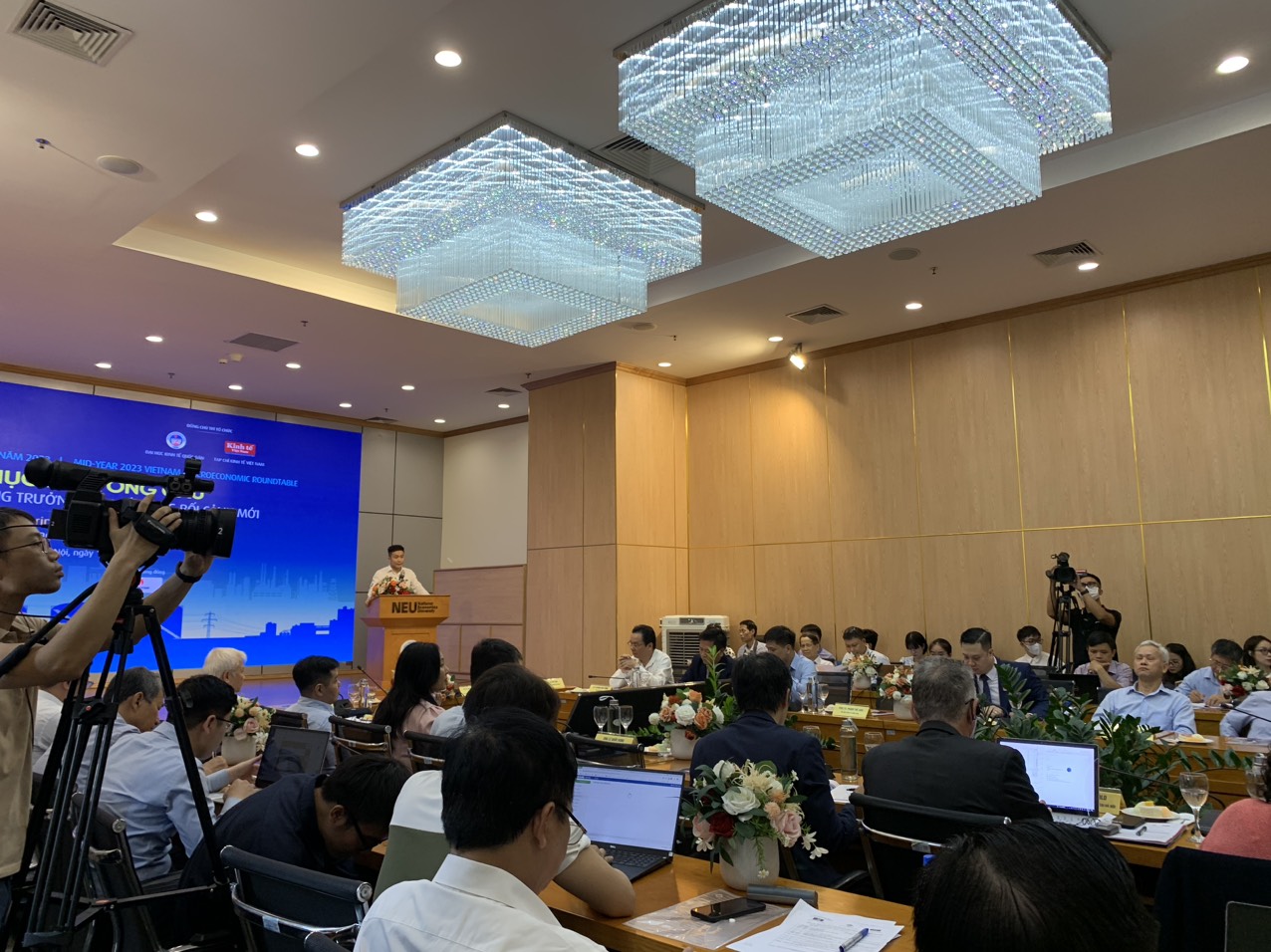 Tọa đ&agrave;m Kinh tế vĩ m&ocirc; giữa năm 2023 l&agrave; một sự kiện kinh tế quan trọng do Trường Đại học kinh tế quốc d&acirc;n v&agrave; Tạp ch&iacute; Kinh tế Việt Nam đồng chủ tr&igrave; tổ chức. Ảnh: Việt Dũng.