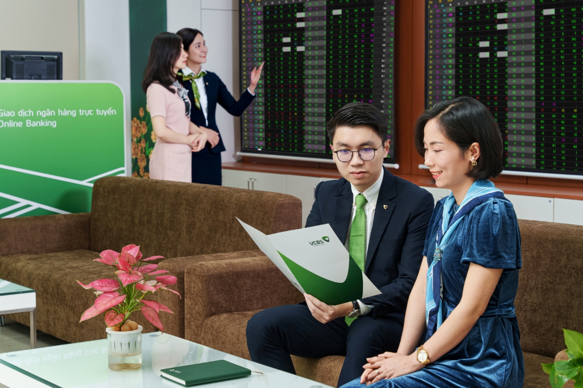 Tư vấn viên VCBS đang tư vấn cho khách hàng tại Quầy giao dịch (Nguồn ảnh: VCBS).