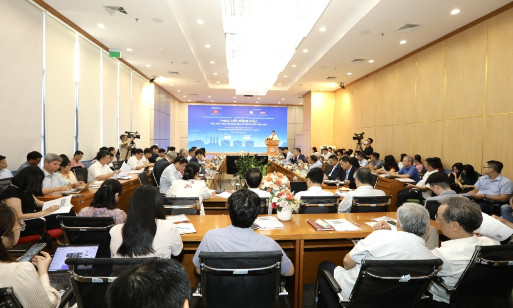 Toàn cảnh tọa đàm kinh tế vĩ mô giữa năm 2023 với chủ đề: “Phục hồi tổng cầu - thúc đẩy tăng trưởng kinh tế trong bối cảnh mới” diễn ra sáng ngày 11/7/2023. Ảnh: Việt Dũng.