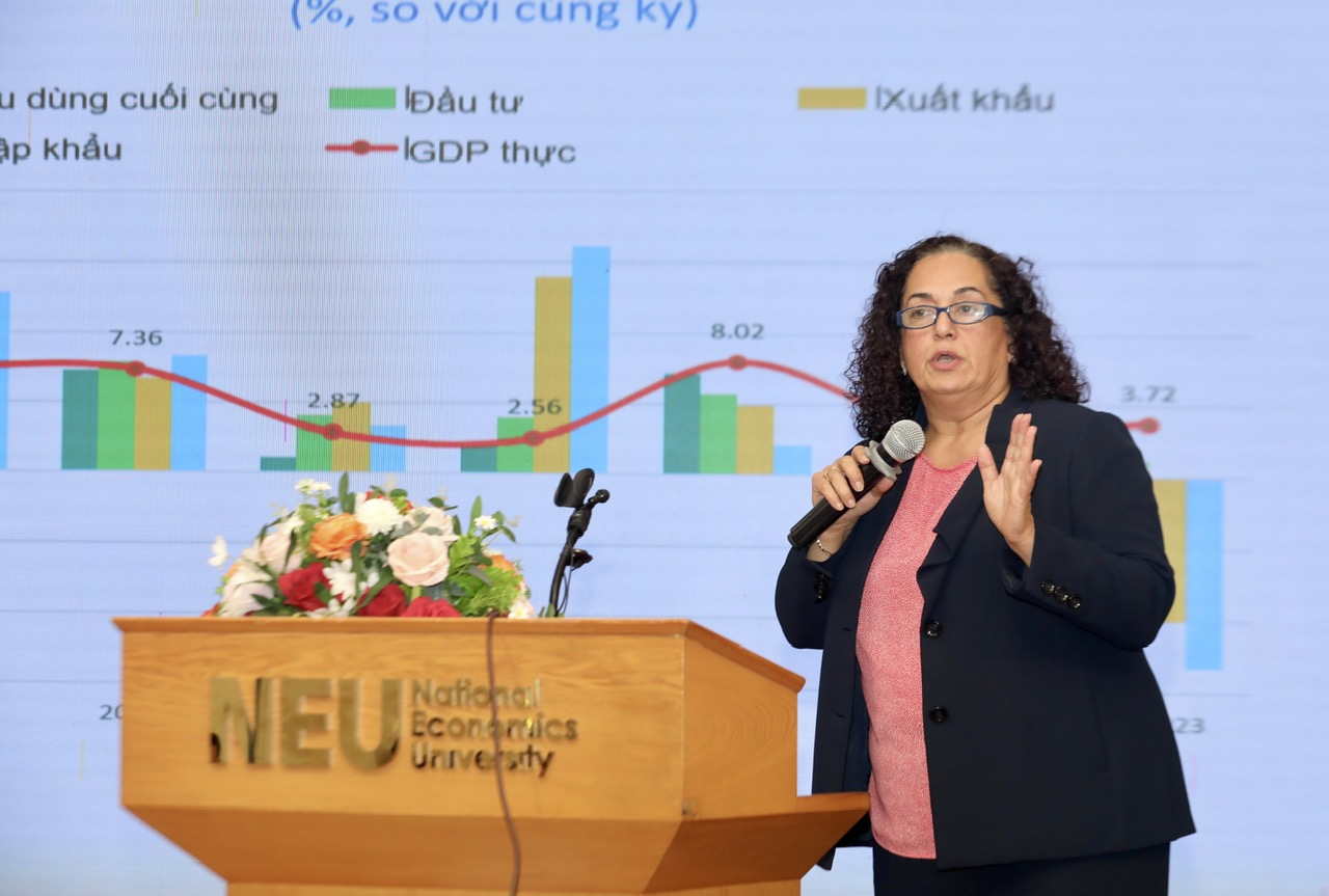 B&agrave; Dorsati Madani - Chuyên gia kinh tế cao cấp, Ng&acirc;n h&agrave;ng Thế giới (WB), cho biết dự b&aacute;o năm 2023 GDP Việt Nam sẽ đạt mức tăng trưởng dưới 5%. Phục hồi đến khoảng 5,5-6% v&agrave;o năm 2024. Chuy&ecirc;n gia của WB đề xuất c&aacute;c biện ph&aacute;p ứng ph&oacute; với khủng hoảng bao gồm th&aacute;o gỡ kh&oacute; khăn trên thị trường t&iacute;n dụng. Theo đ&oacute;, để cải c&aacute;ch cơ cấu trong trung hạn, cần củng cố hệ số an to&agrave;n vốn của ngân h&agrave;ng; tăng cường c&aacute;c khuôn khổ thể chế để gi&aacute;m s&aacute;t cẩn trọng, can thiệp sớm, xử l&yacute; ngân h&agrave;ng v&agrave; quản l&yacute; khủng hoảng; tăng cường khung ph&aacute;p l&yacute; về xử l&yacute; ngân h&agrave;ng yếu k&eacute;m.