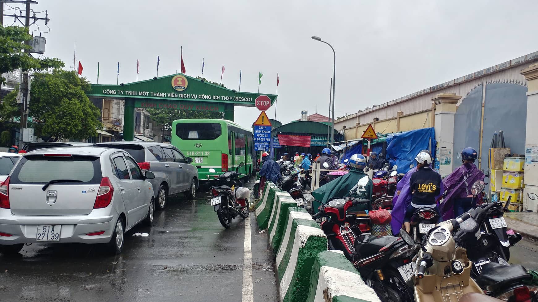 Hiện nay, ph&agrave; B&igrave;nh Kh&aacute;nh tr&ecirc;n tuyến độc đạo nối trung t&acirc;m TP.HCM với huyện Cần Giờ lu&ocirc;n qu&aacute; tải. Ảnh: Hồ L&ecirc;.