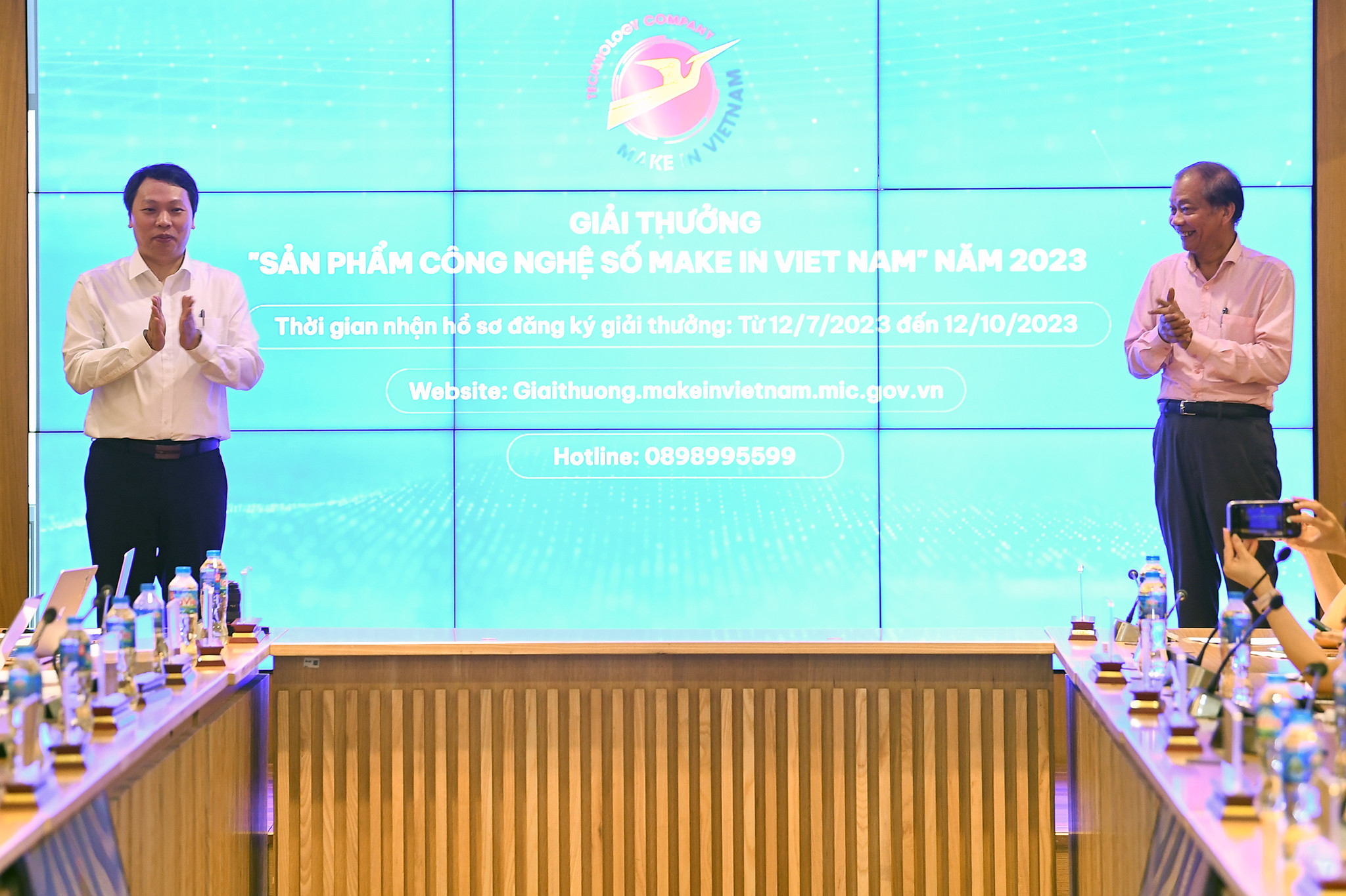 Thứ trưởng Nguyễn Huy Dũng v&agrave; Ph&oacute; Chủ tịch VCCI Ho&agrave;ng Quang Ph&ograve;ng thực hiện nghi thức ph&aacute;t động giải thưởng Make in Viet Nam năm 2023