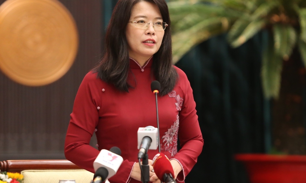 Giám đốc Sở Du lịch TP.HCM Nguyễn Thị Ánh Hoa trả lời chất vấn tại Kỳ họp thứ 10 HĐND TP.HCM khóa X sáng 11/7.