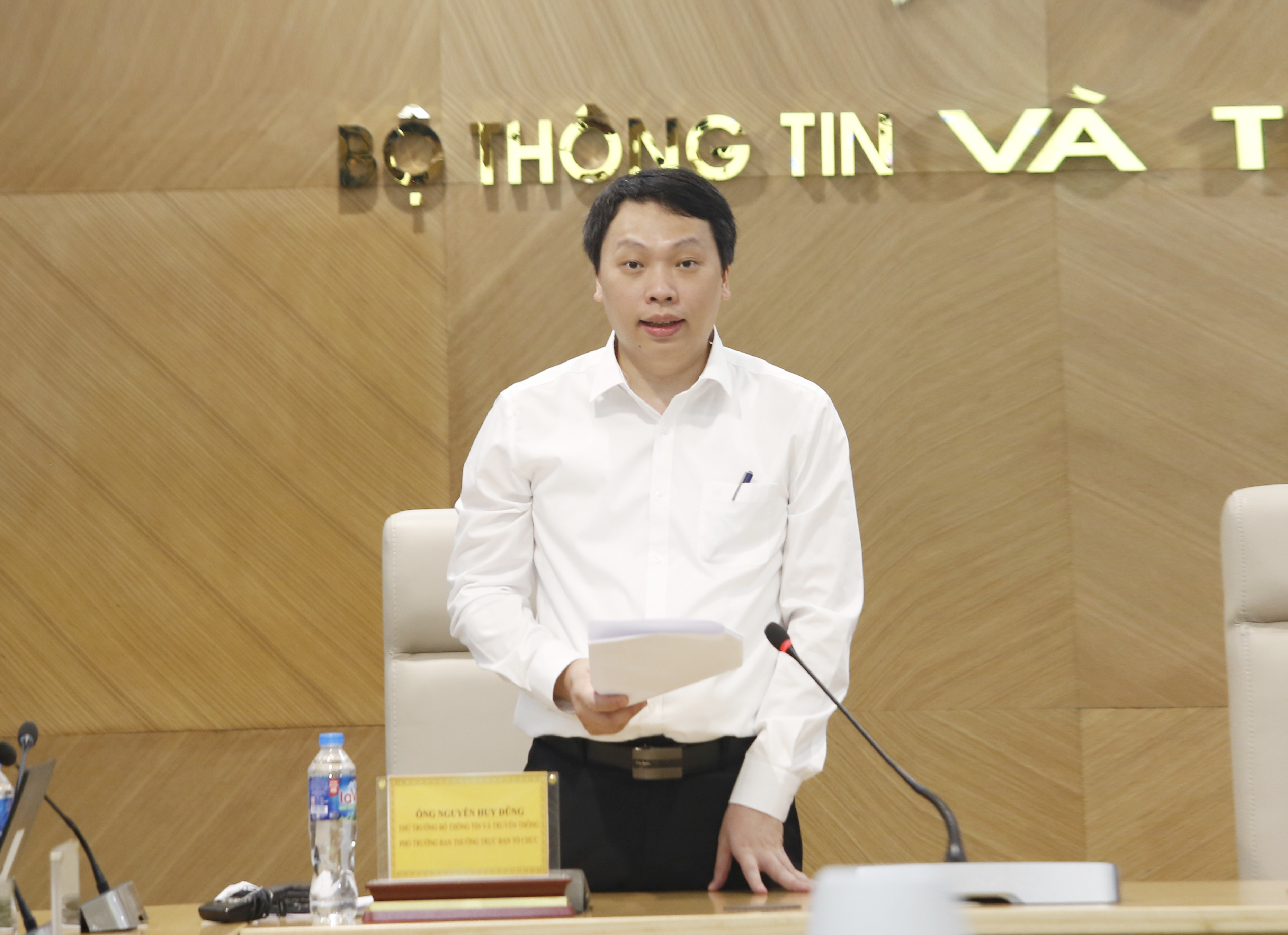 Thứ trưởng Nguyễn Huy Dũng: Bộ sẽ đồng hành cùng cộng đồng doanh nghiệp số đạt giải để đưa các sản phẩm công nghệ số tiếp cận thị trường rộng lớn hơn, vươn cao hơn, đi xa hơn.