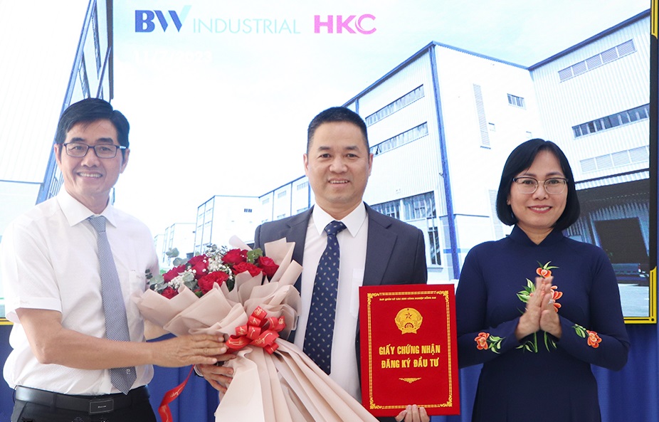 Ngày 11/7, Ban Quản lý các khu công nghiệp Đồng Nai đã trao giấy chứng nhận đăng ký đầu tư 2 dự án nhà máy Ziehl-Abegg Việt Nam (Đức) và nhà máy công nghệ HKC Việt Nam (Trung Quốc).