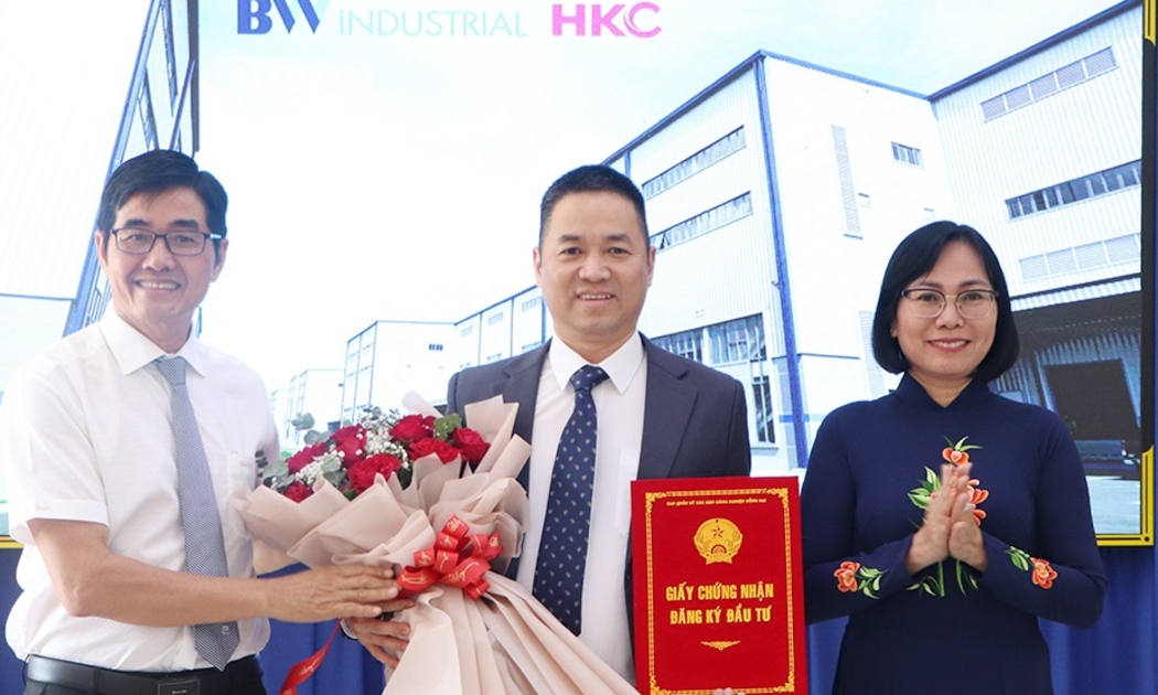 Ngày 11/7, Ban Quản lý các khu công nghiệp Đồng Nai đã trao giấy chứng nhận đăng ký đầu tư 2 dự án nhà máy Ziehl-Abegg Việt Nam (Đức) và nhà máy công nghệ HKC Việt Nam (Trung Quốc).