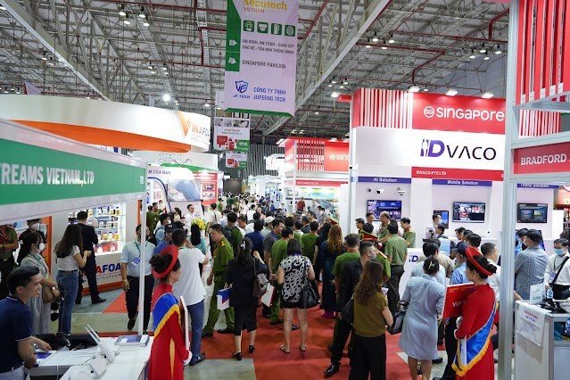 C&aacute;c gian h&agrave;ng tại triển l&atilde;m.