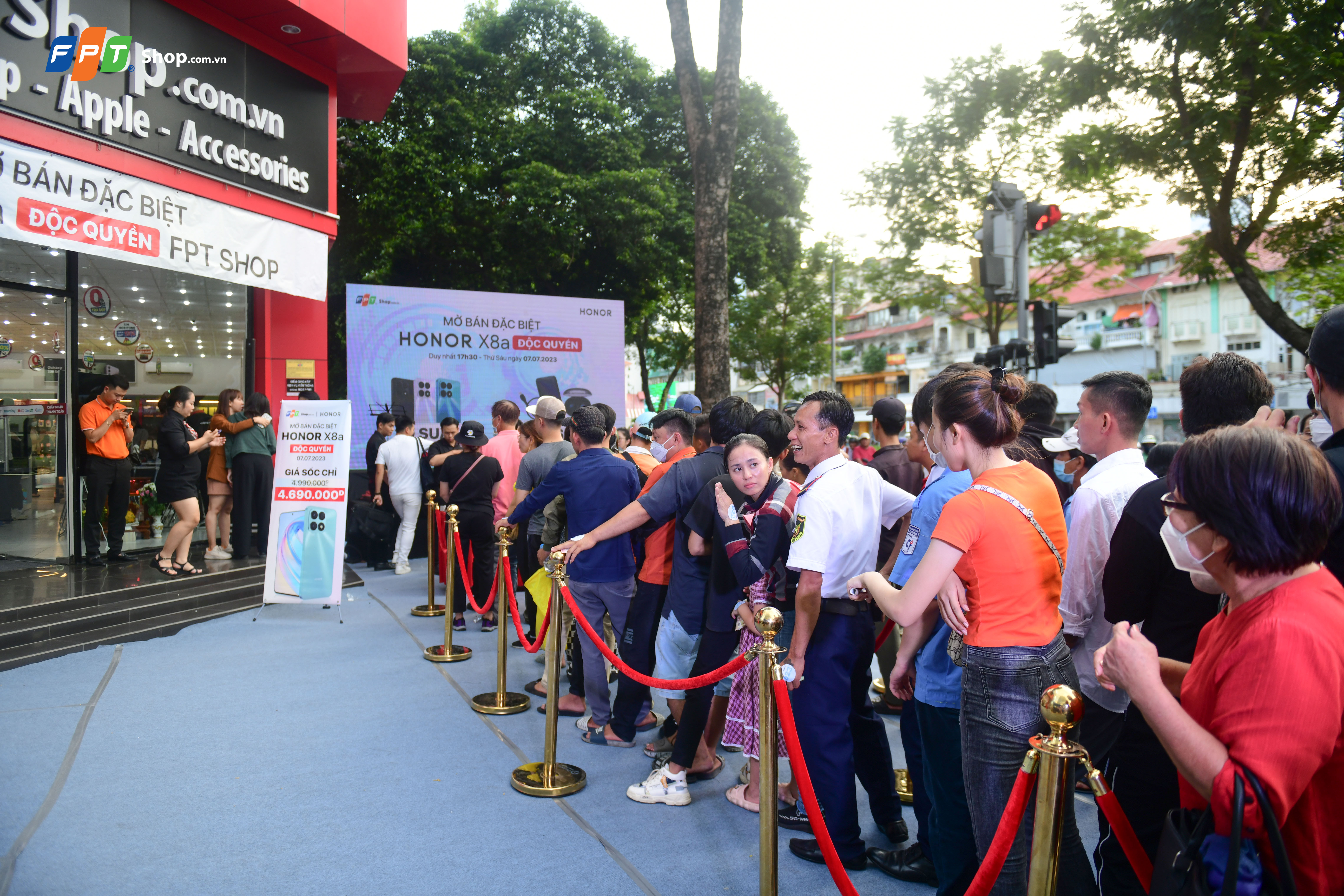 Nhiều bạn trẻ xếp hàng tại FPT Shop 121 Lê Lợi quận 1 TP.HCM trong buổi mở bán độc quyền Honor X8a ngày 7/7. (Ảnh minh họa).
