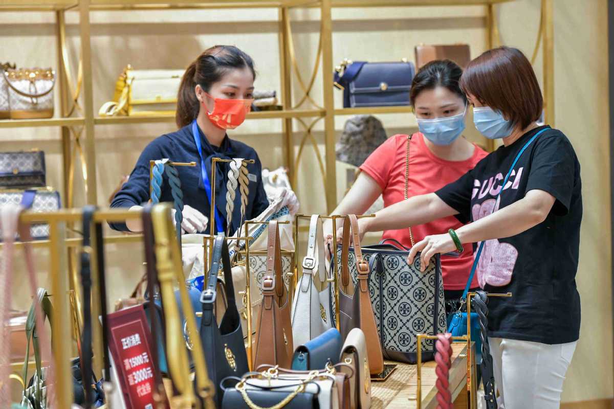 Vào năm 2027, 2/3 trong số hàng tỷ USD mua hàng xa xỉ của người Trung Quốc sẽ diễn ra ở ngay tại Trung Quốc đại lục.