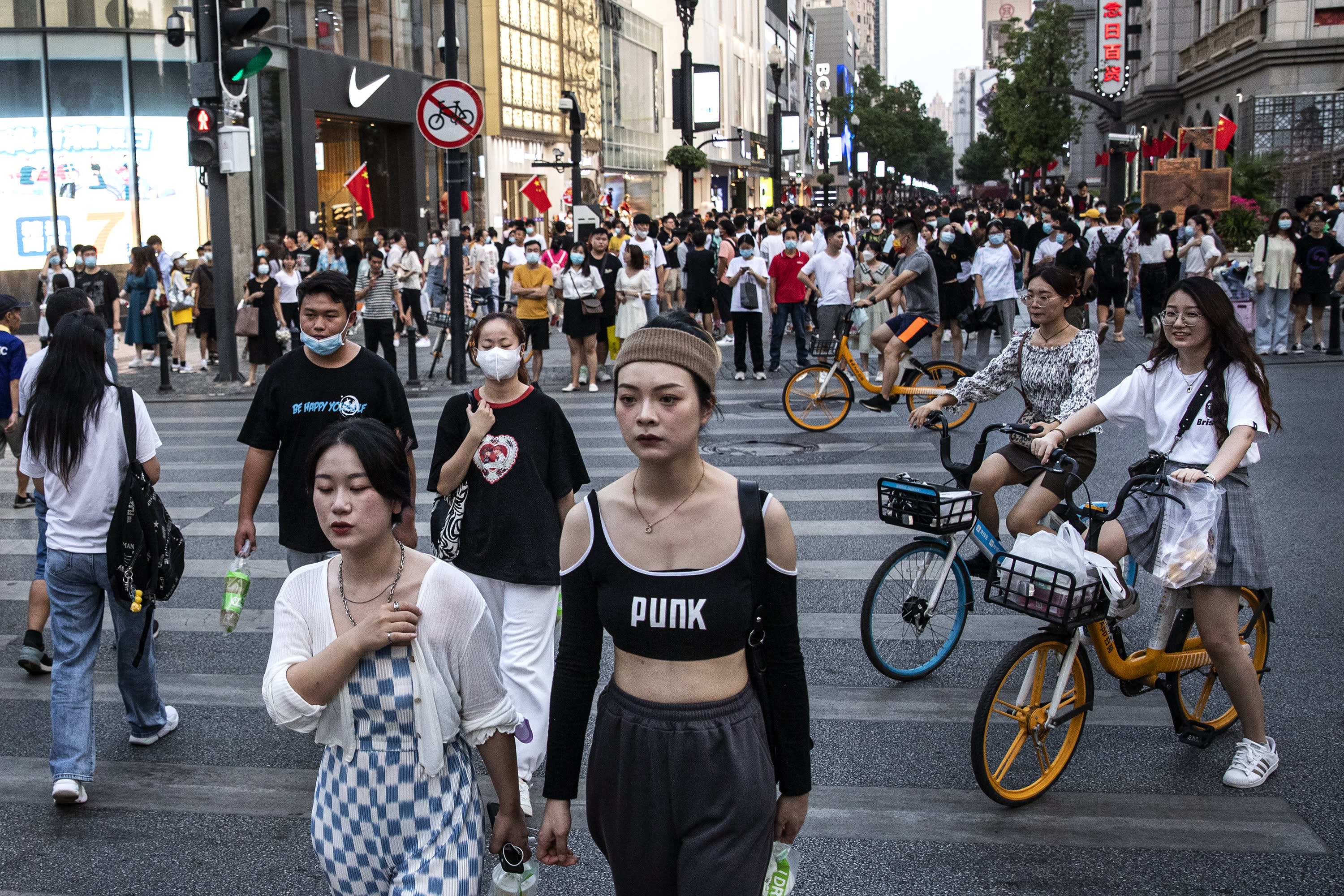 Phần lớn hoạt động mua sắm tại Trung Quốc diễn ra trong bối cảnh du lịch nội địa đang được đ&oacute;n nhận rộng r&atilde;i.