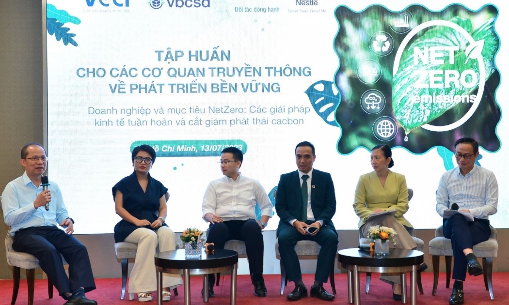 Các diễn giả tại tọa đàm “Doanh nghiệp và mục tiêu NetZero: Các giải pháp kinh tế tuần hoàn và cắt giảm phát thải carbon” sáng 13/7.