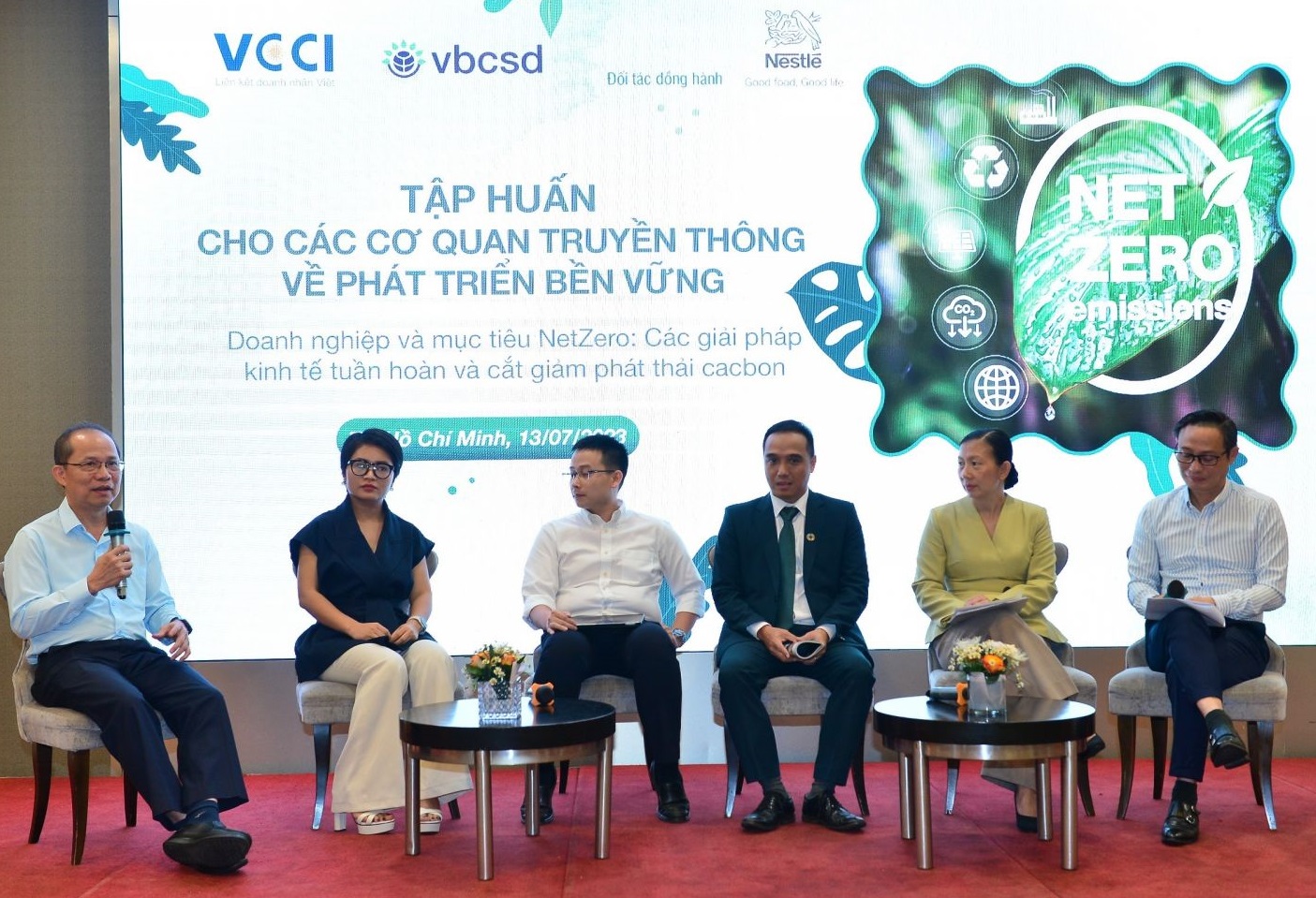 Các diễn giả tại tọa đàm “Doanh nghiệp và mục tiêu NetZero: Các giải pháp kinh tế tuần hoàn và cắt giảm phát thải carbon” sáng 13/7.