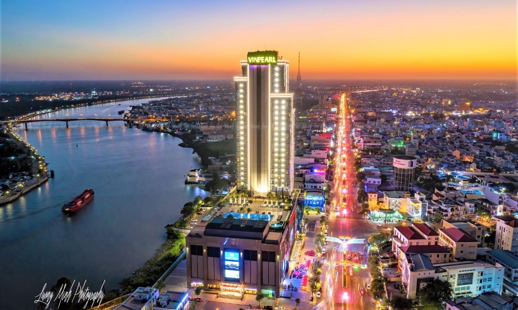 Cần Thơ về đêm trên Bến Ninh Kiều bên dòng sông Hậu. Ảnh: Trần Minh Lương.