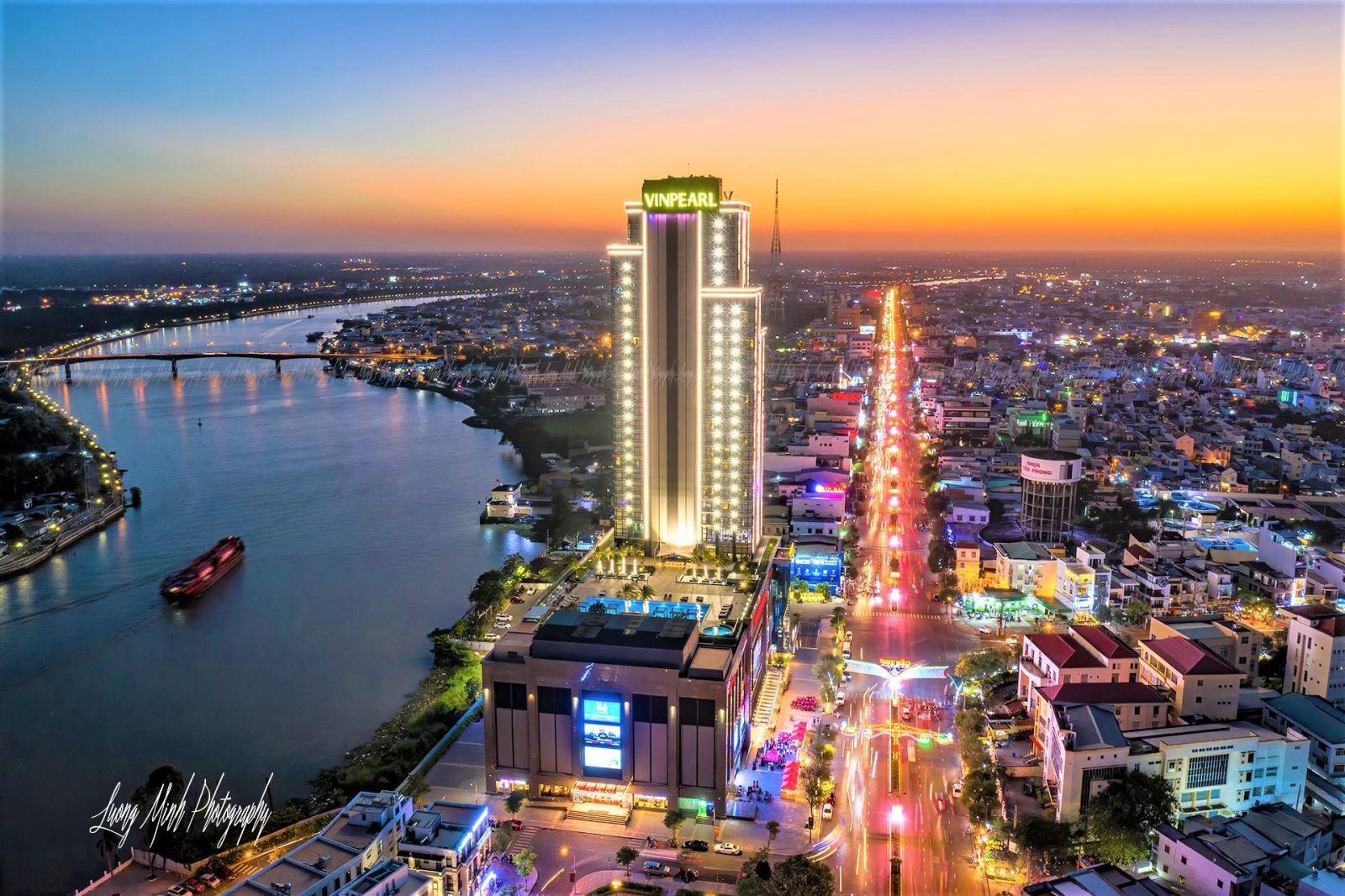 Cần Thơ về đêm trên Bến Ninh Kiều bên dòng sông Hậu. Ảnh: Trần Minh Lương.