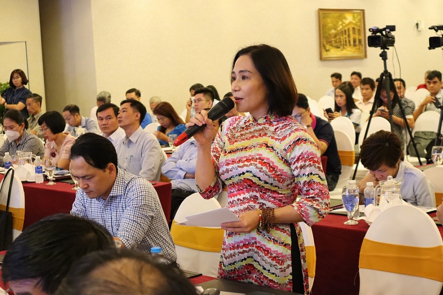 Đại diện các đơn vị nêu khó khăn vể quản lý chung cư ở TP.HCM tại buổi đối thoại giữa chính quyền TP.HCM và doanh nghiệp - Ảnh: NH.