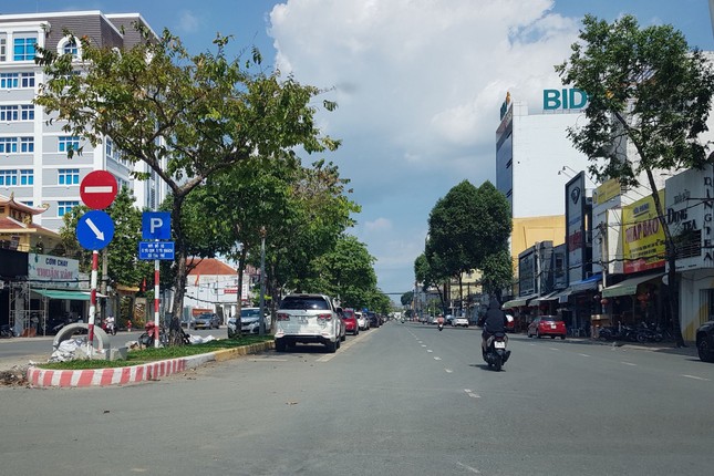 Một trong số c&aacute;c tuyến đường đang triển khai thu ph&iacute; dừng đậu xe tại trung t&acirc;m TP. Cần Thơ. Ảnh: Nhật Huy.