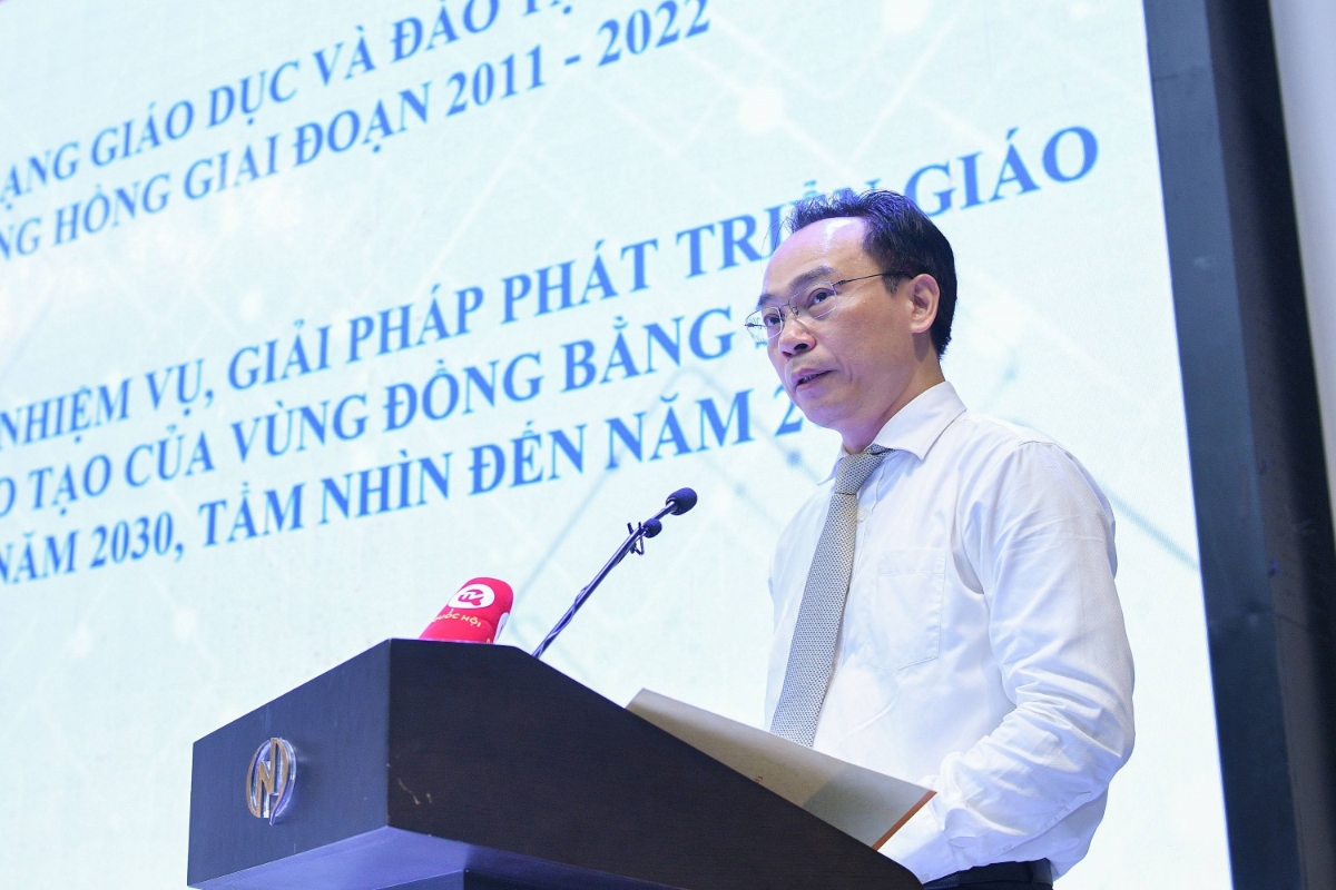 Thứ trưởng Hoàng Minh Sơn báo cáo về tình hình phát triển giáo dục và đào tạo vùng Bắc Trung Bộ và duyên hải Trung Bộ.
