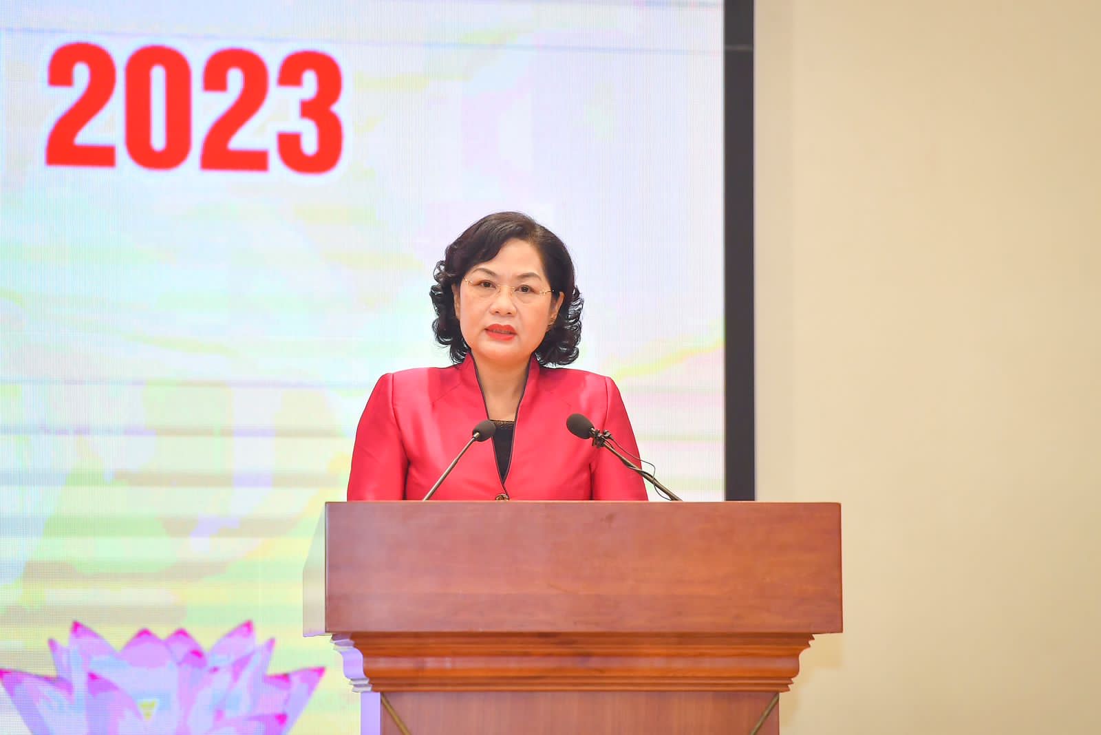 Thống  đốc  Nguyễn  Thị  Hồng  phát  biểu  tại  hội  nghị.