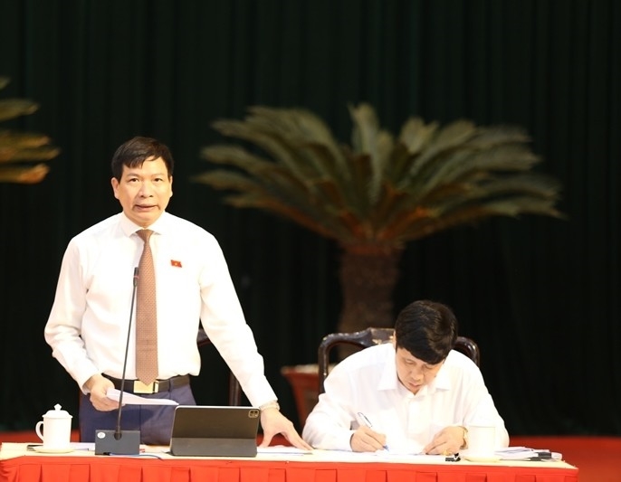 Ông Trần Văn Thức, Giám đốc Sở GD&ĐT Thanh Hóa trả lời chất vấn tại kỳ họp thứ 14, HĐND tỉnh Thanh Hóa khóa XVIII.