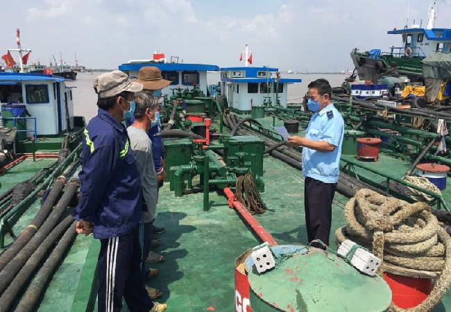 Tình hình buôn lậu xăng dầu vẫn diễn ra phức tạp.