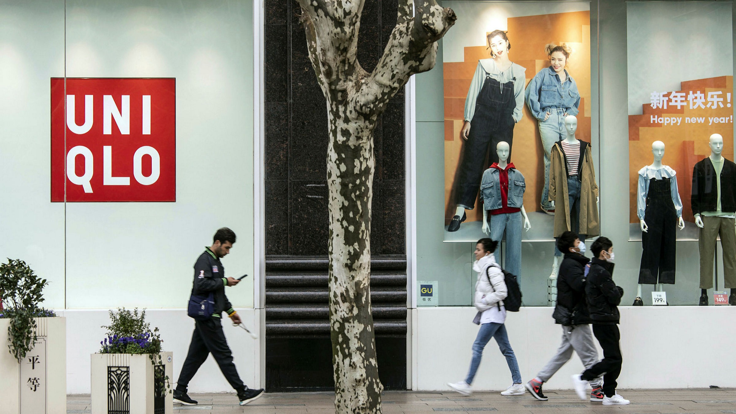 Fast Retailing l&agrave; c&ocirc;ng ty hiếm hoi hoạt động tốt tr&ecirc;n thị trường may mặc tầm trung tại Trung Quốc.