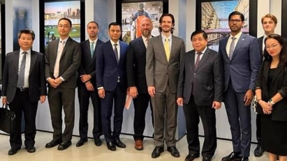 Investment minister discusses cooperative opportunities with US partners