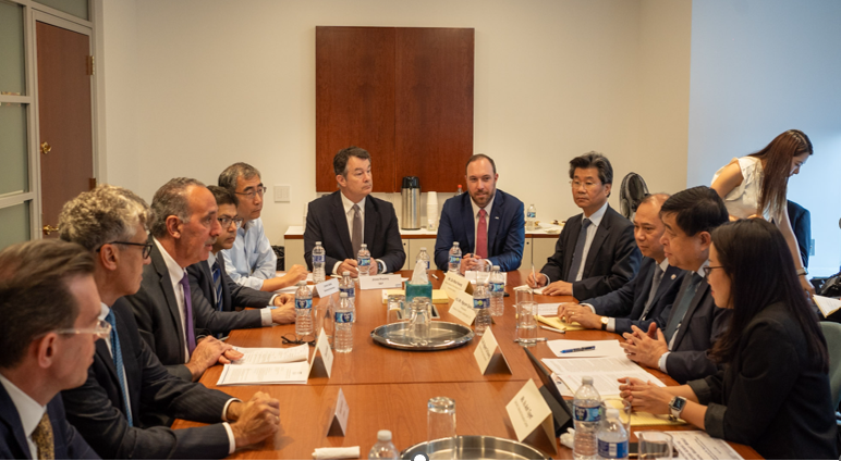 Bộ trưởng l&agrave;m việc với Hội đồng doanh nghiệp th&uacute;c đẩy hiểu biết quốc tế (BCIU).&nbsp; &nbsp; &nbsp; &nbsp; &nbsp; Tại buổi l&agrave;m việc, Bộ trưởng đ&atilde; tiếp c&aacute;c doanh nghiệp, tập đo&agrave;n lớn l&agrave; th&agrave;nh vi&ecirc;n của BCIU (Tập đo&agrave;n AES, TIAA, CitiGroup, Mitsubishi Ch&acirc;u Mỹ, Davidson Kempsẻr Capital Management, S&P Global&hellip;).