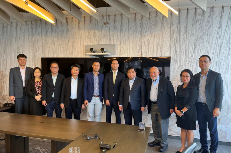 Bộ trưởng đ&atilde; trao đổi với GS Joseph Stiglitz, người đạt giải Nobel Kinh tế năm 2001, cố vấn kinh tế của Tổng thống Bill Clinton, gi&aacute;o sư của Đại học Columbia, từng l&agrave; Kinh tế trưởng của Ng&acirc;n h&agrave;ng thế giới.