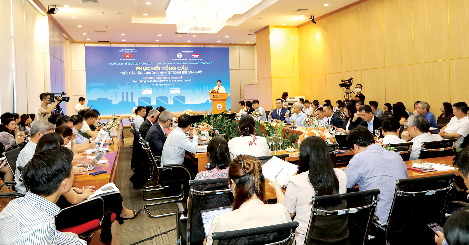 Các chuyên gia đề xuất một số biện pháp kích cầu nhưng cần kích cầu có chọn lọc và cần kết hợp các chính sách để cải thiện tổng cung tiềm năng.