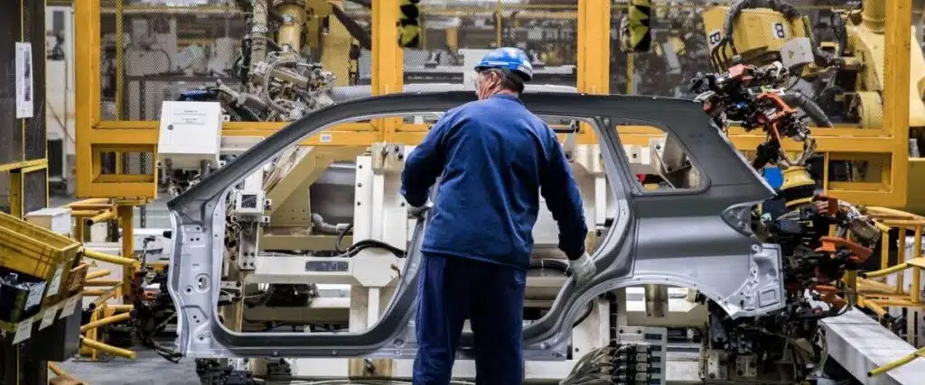 Các nhà sản xuất ô tô Nhật Bản đang thực hiện chuyển đổi công nghệ phần mềm như thế nào? 