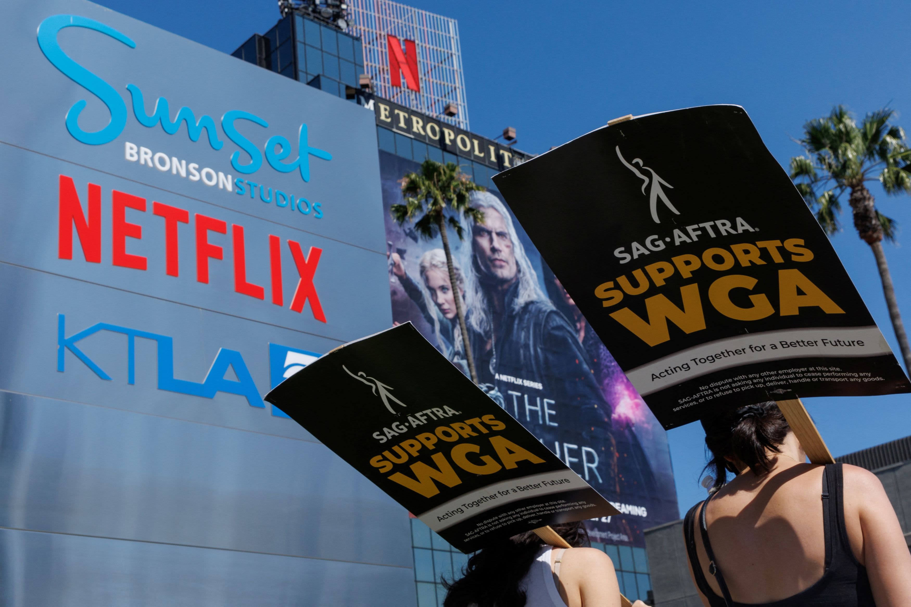 Cuộc đ&igrave;nh c&ocirc;ng k&eacute;p n&agrave;y sẽ khiến Hollywood bất động v&agrave; thị trường phim ảnh trở n&ecirc;n &ldquo;kh&oacute; chồng kh&oacute;&rdquo;.