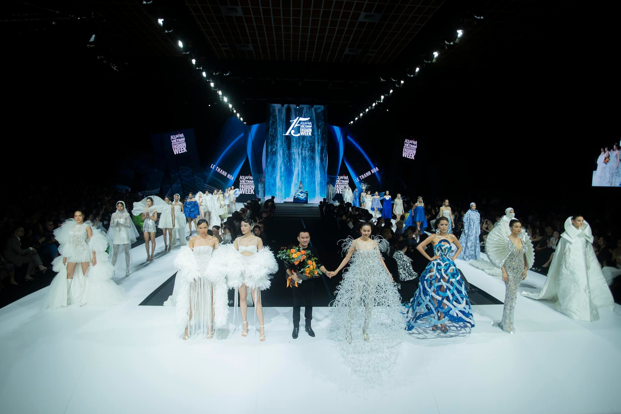 Nh&agrave; thiết kế L&ecirc; Thanh H&ograve;a v&agrave; bộ sưu tập Hoa tr&ecirc;n s&oacute;ng nước.