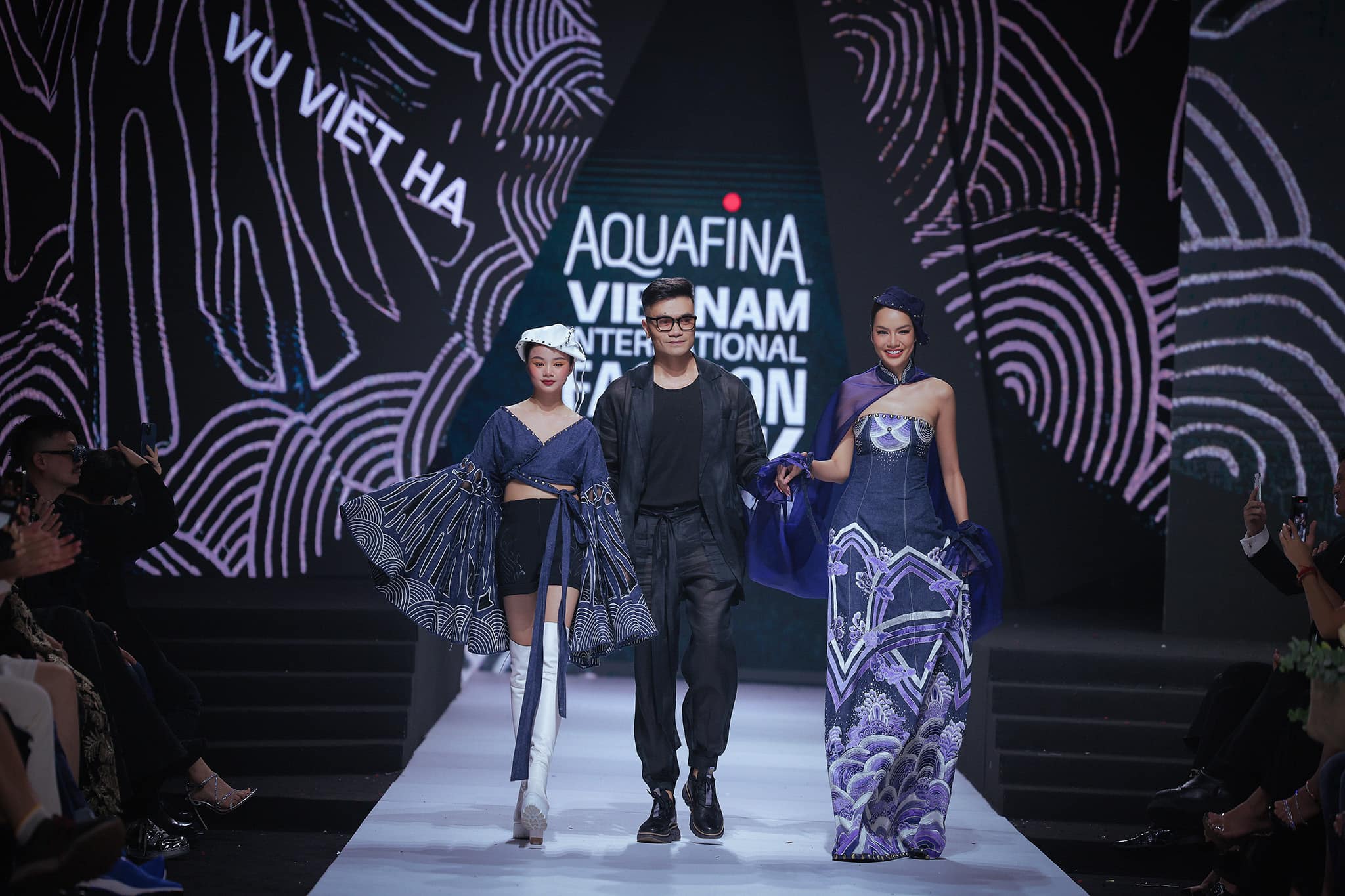 Nhà thiết kế Vũ Việt Hà kết màn Vietnam International Fashion Week Hè 2023 với bộ sưu tập mang tên Nước đầu nguồn.