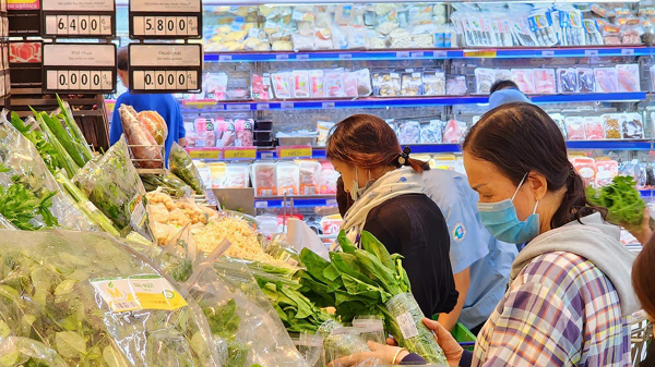 Biến động thế giới tiếp tục ảnh hưởng tới hoạt động thương mại và dịch vụ