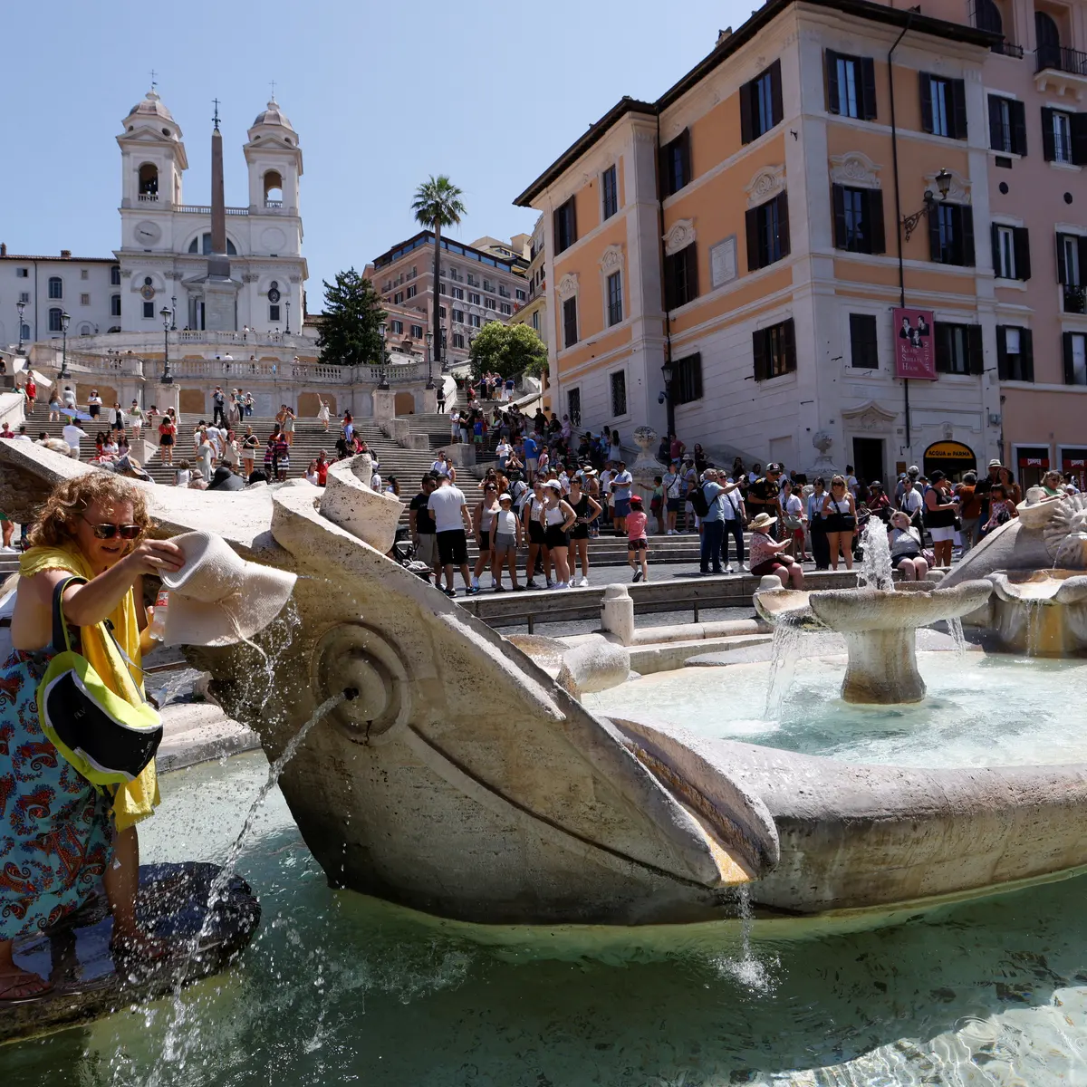 Hầu hết c&aacute;c điểm đến thu h&uacute;t kh&aacute;ch du lịch nổi tiếng hiện đang v&ocirc; c&ugrave;ng đ&ocirc;ng đ&uacute;c.