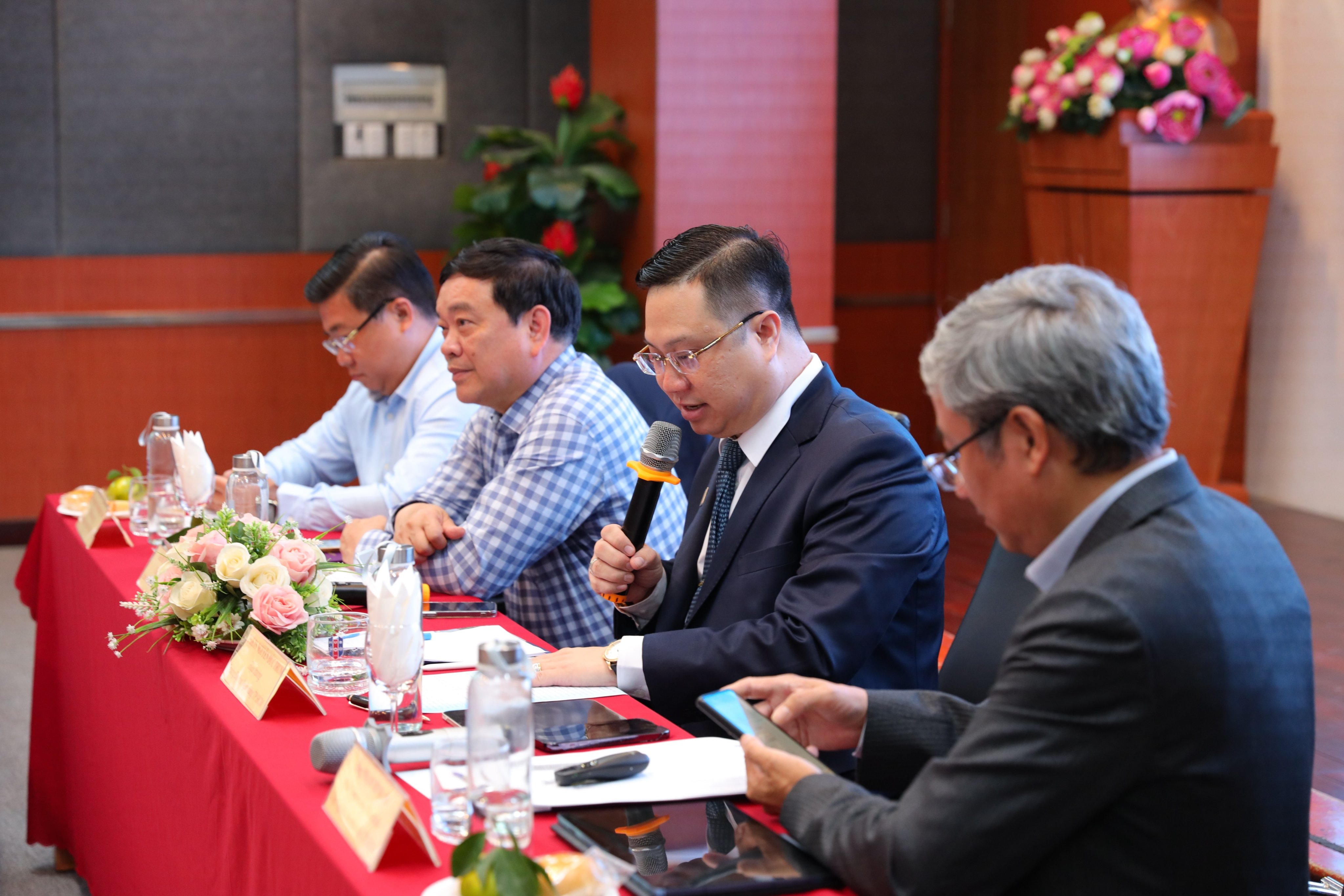 C&aacute;c chuy&ecirc;n gia đang thảo luận về những điểm nghẽn trong tăng trưởng&nbsp;kinh tế TP.HCM v&agrave; giải ph&aacute;p th&aacute;o gỡ kh&oacute; khăn