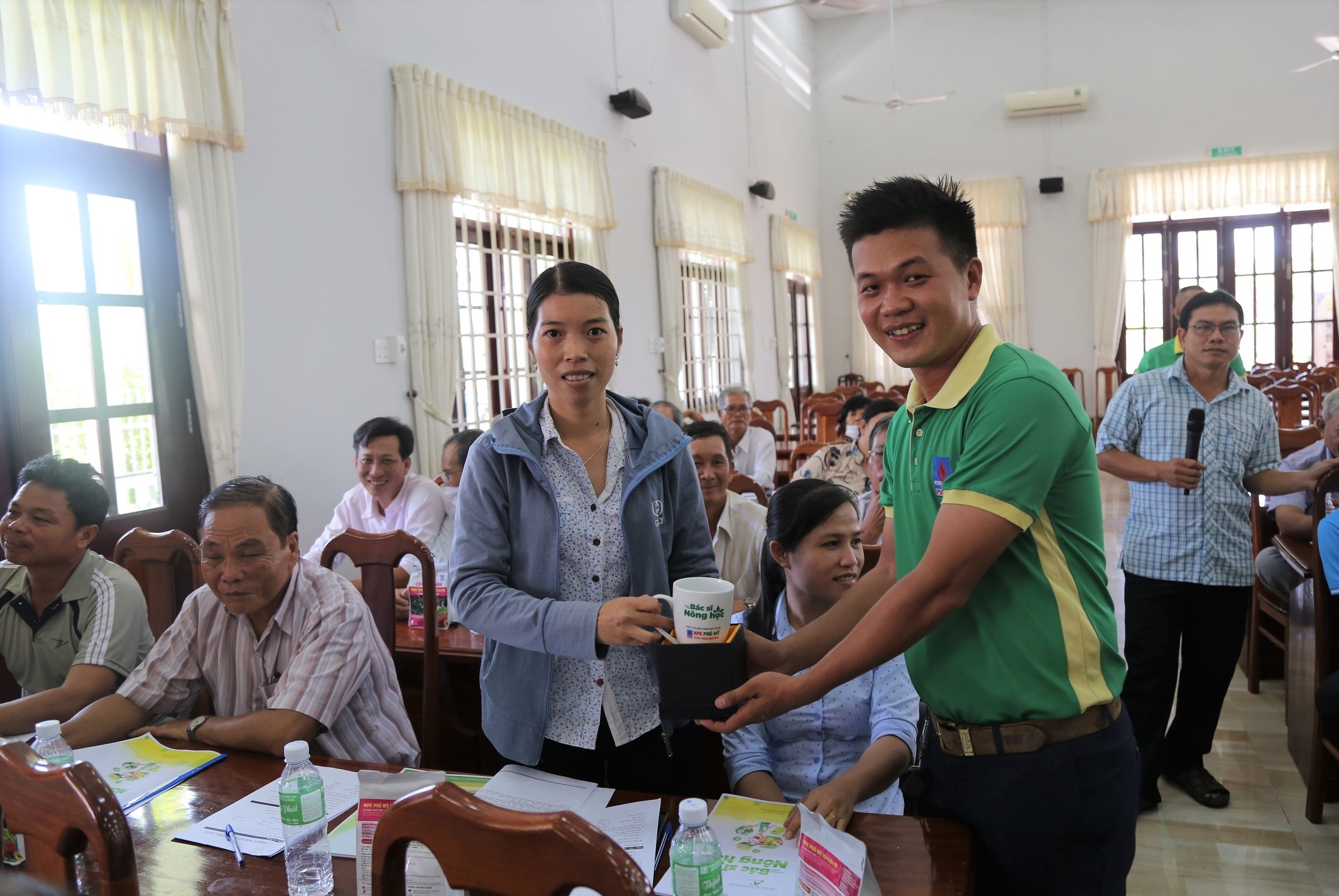 Tặng quà cho người trả lời đúng các câu hỏi trong chương trình.