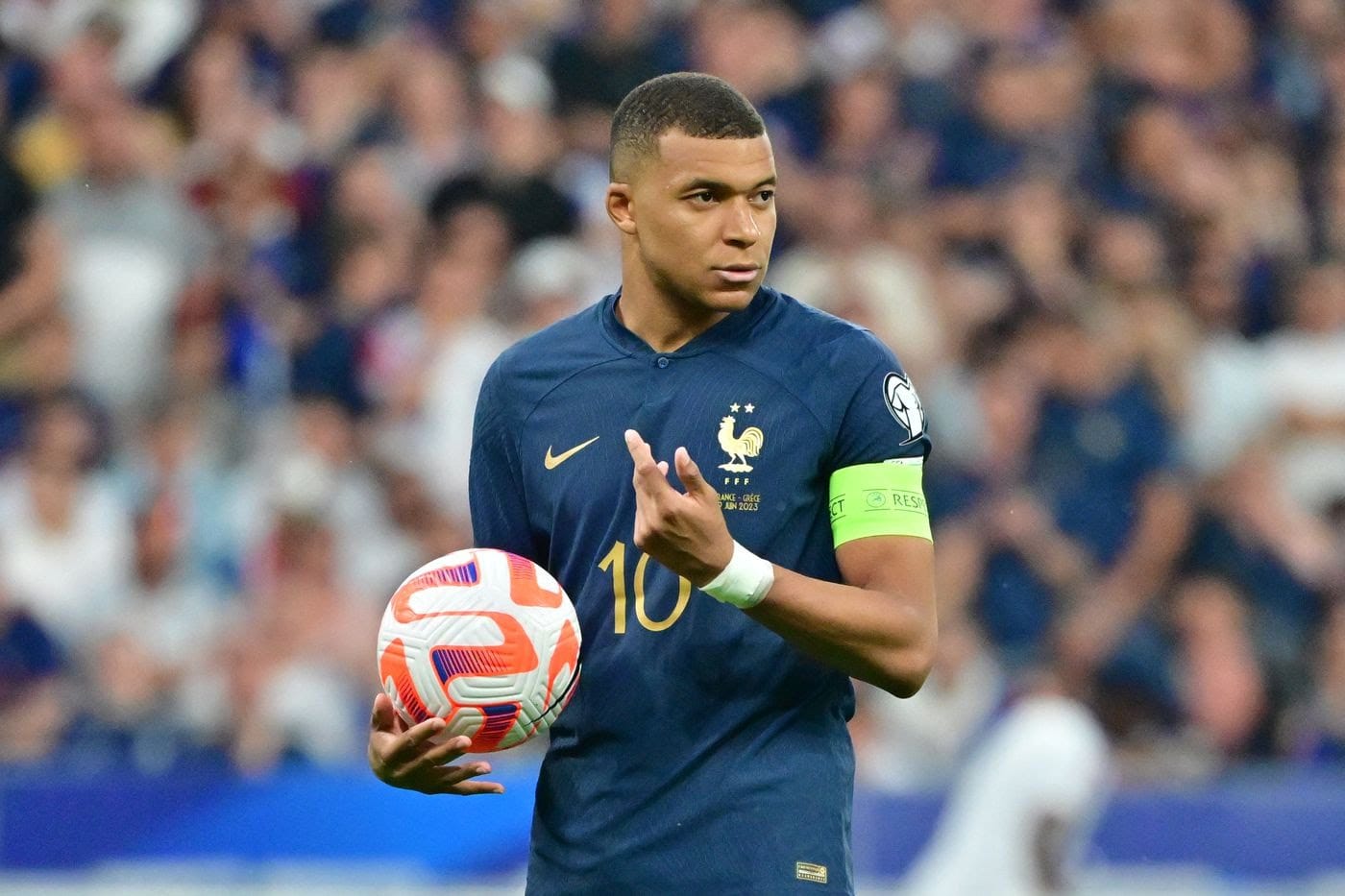 Là cầu thủ được trả lương cao nhất nước Pháp, Kylian Mbappe đứng thứ 3 trong danh sách, thu được 120 triệu USD.