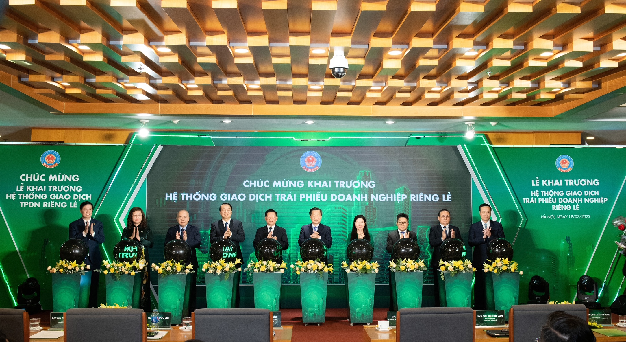 Sáng ngày hôm nay, hệ thống giao dịch trái phiếu doanh nghiệp riêng lẻ tại Sở Giao dịch Chứng khoán Hà Nội chính thức được khai trương và đi vào hoạt động.