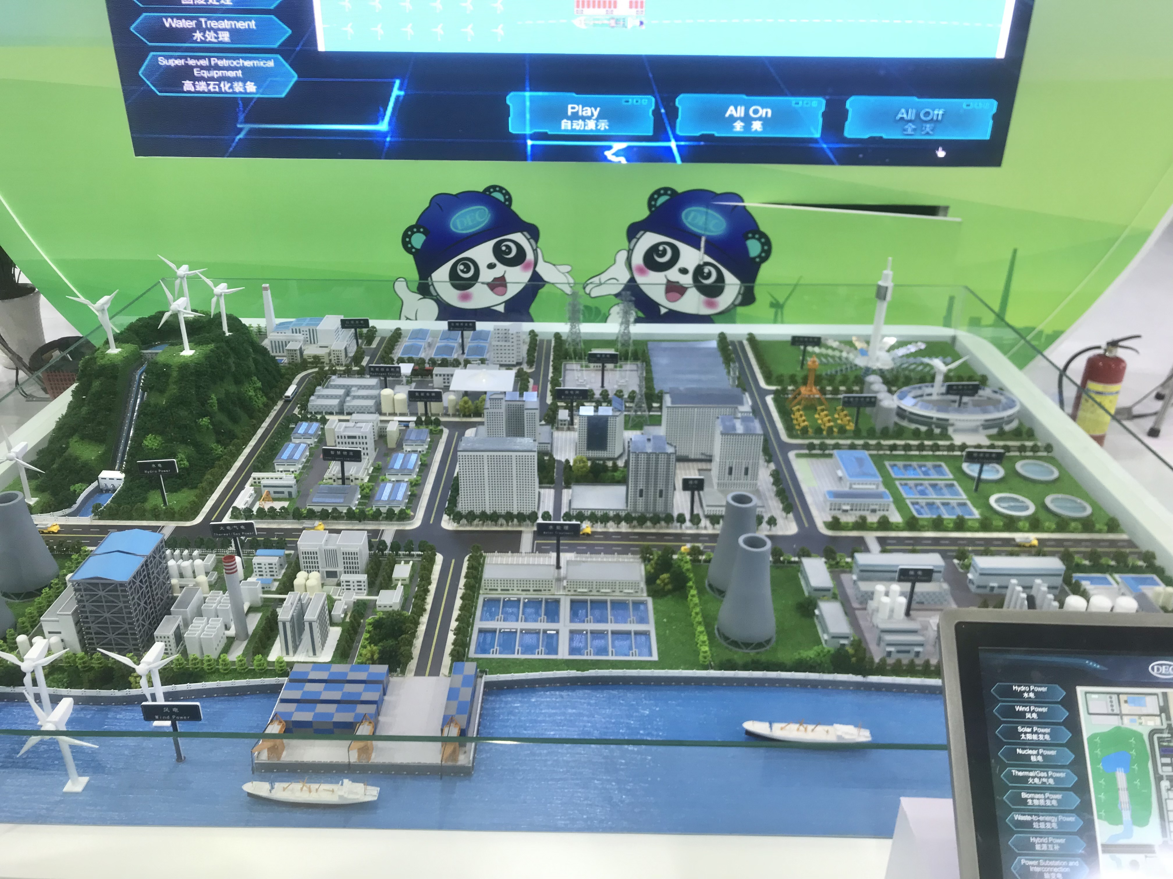 M&ocirc; h&igrave;nh c&aacute;c dự &aacute;n năng lượng t&aacute;i tạo, như:&nbsp; điện hạt nh&acirc;n, điện gi&oacute;, điện mặt trời, điện thuỷ triều, điện sinh khối... được c&aacute;c doanh nghiệp Trung Quốc giới thiệu tại Việt Nam. Ảnh: PA.