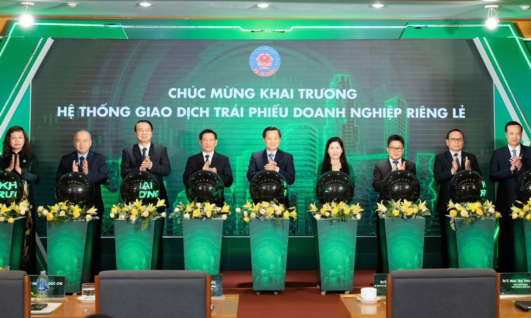 Phó Thủ tướng Lê Minh Khái cùng các đại biểu bấm nút khai trương hệ thống trái phiếu doanh nghiệp riêng lẻ tại Sở Giao dịch chứng khoán Hà Nội.