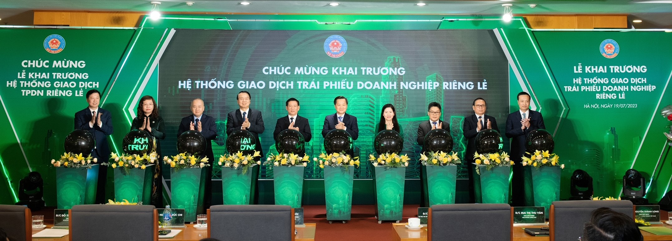 Phó Thủ tướng Lê Minh Khái cùng các đại biểu bấm nút khai trương hệ thống trái phiếu doanh nghiệp riêng lẻ tại Sở Giao dịch chứng khoán Hà Nội.