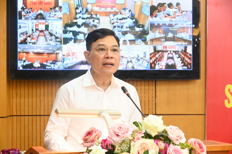  Ông Nguyễn Quốc Hoàn, Chánh Văn phòng Bộ Tư pháp báo cáo công tác tư pháp 06 tháng đầu năm 2023.