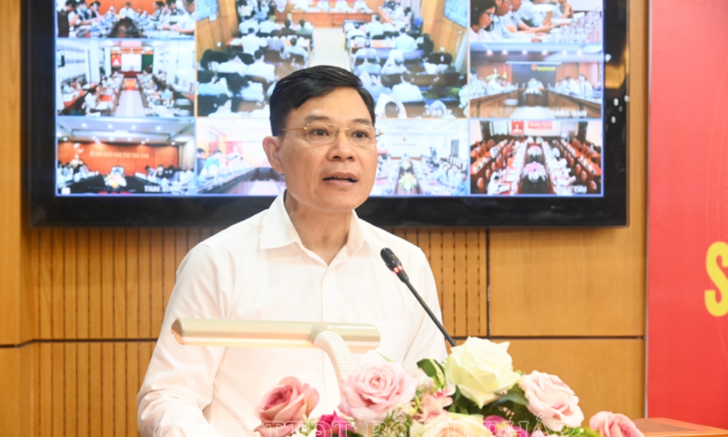  Ông Nguyễn Quốc Hoàn, Chánh Văn phòng Bộ Tư pháp báo cáo công tác tư pháp 06 tháng đầu năm 2023.
