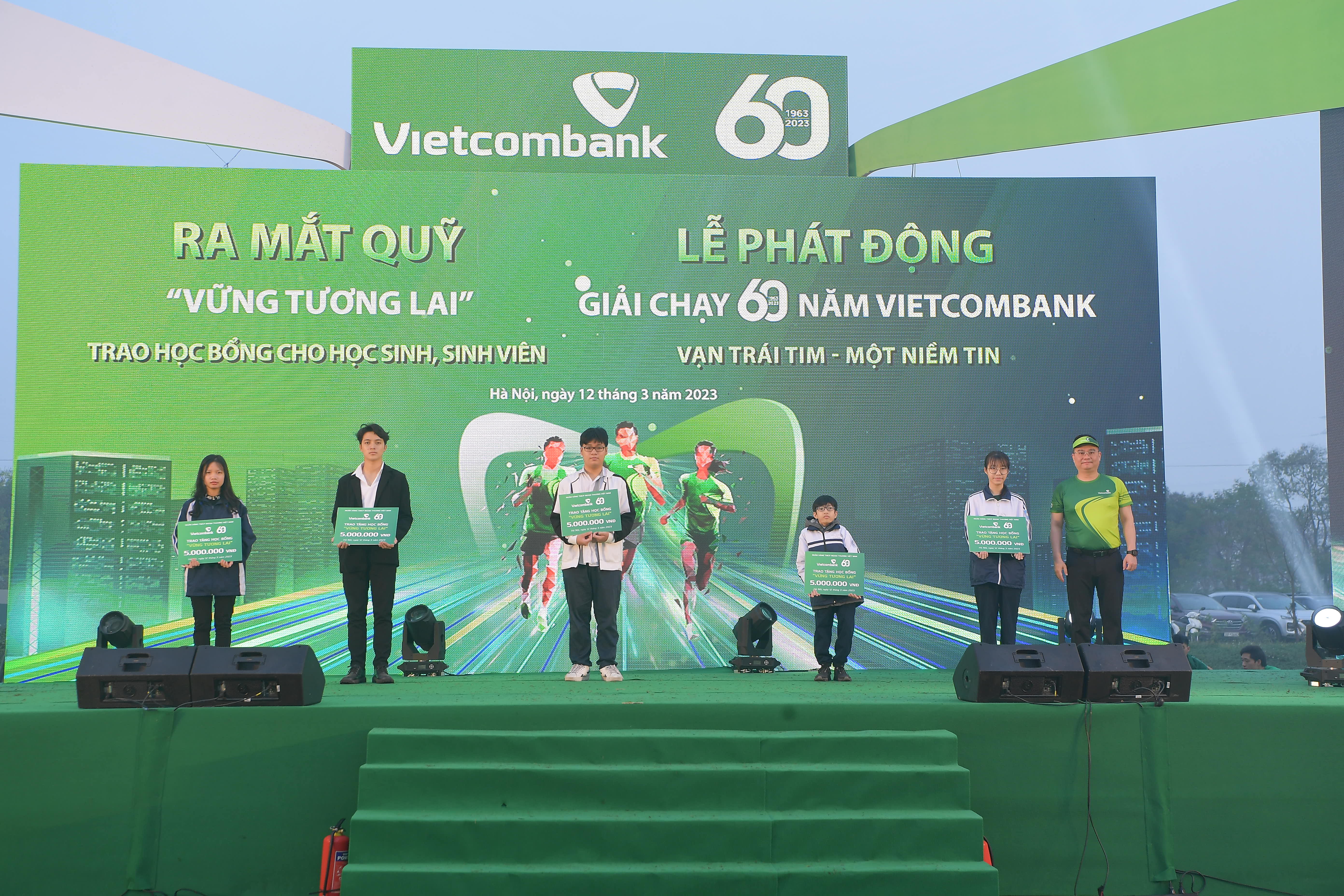 Nh&acirc;n dịp kỷ niệm 60 năm th&agrave;nh lập, Vietcombank đ&atilde; ra mắt Quỹ &ldquo;Vững tương lai&rdquo;, hỗ trợ học sinh, sinh vi&ecirc;n ngh&egrave;o vượt kh&oacute;, t&agrave;i năng.